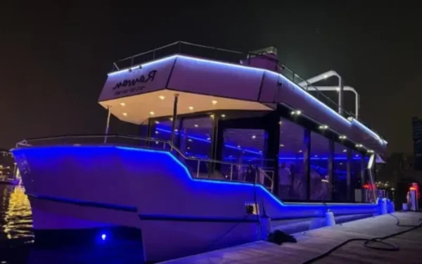 nye-cake-cutting-white-yacht-luxury-cruise-dubai.webp Rawan White Yacht Dubai Canal New Year Eve NYE 2026 - Royal Dhow Cruise